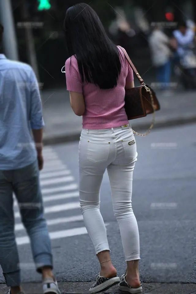青春|白色牛仔裤和粉色上衣的穿搭,休闲风十足尽显青春魅力