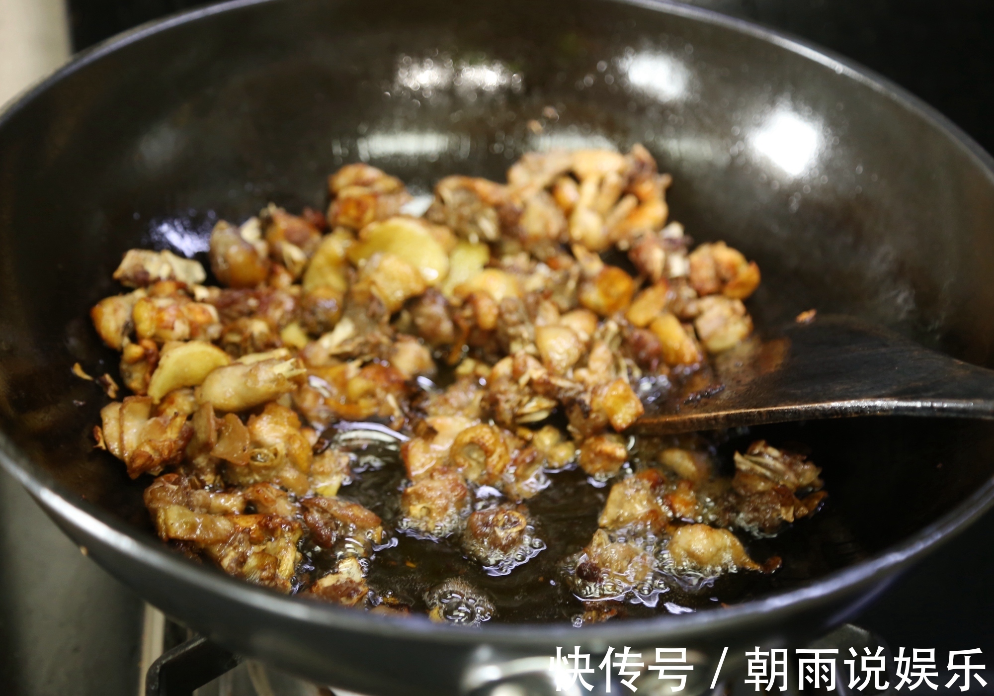 换个方法吃鸡!比辣子鸡好吃10倍,一整只鸡连骨头渣渣都嚼了!