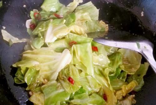 它含天然维生素U，其他蔬菜很少有，养胃护胃，胃不好要多吃