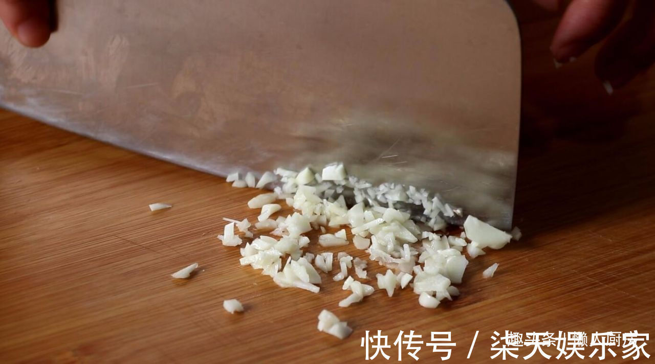 不放油炸,不用油煎,学会鸡翅的新做法,好吃到吮指,皮滑肉嫩