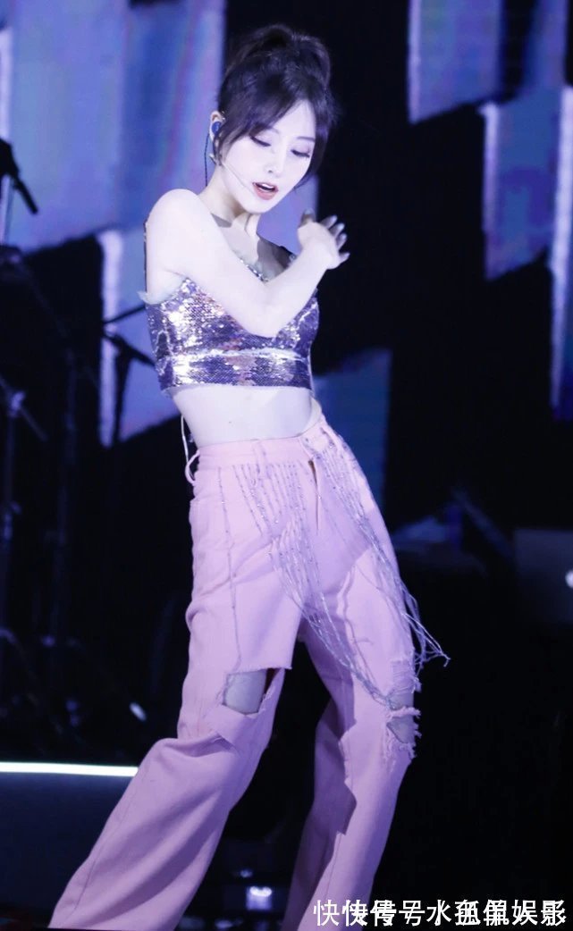 漫画腰|冯提莫开演唱会豁出去,穿25cm短装跳舞,这漫画腰让人尖叫!