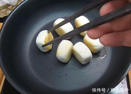 好吃|想吃年糕不用买,用点糯米粉自己就能做,咬一口还能爆浆,超满足