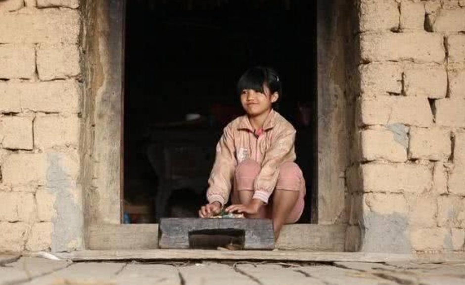 妈妈|她是变形记最美农村女孩,被富妈妈收养宠成公主,网友:认不出