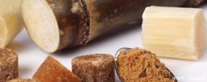 小疙瘩|抿紧下巴后突起的“白疙瘩”,千万要注意,这是螨虫的真身吗