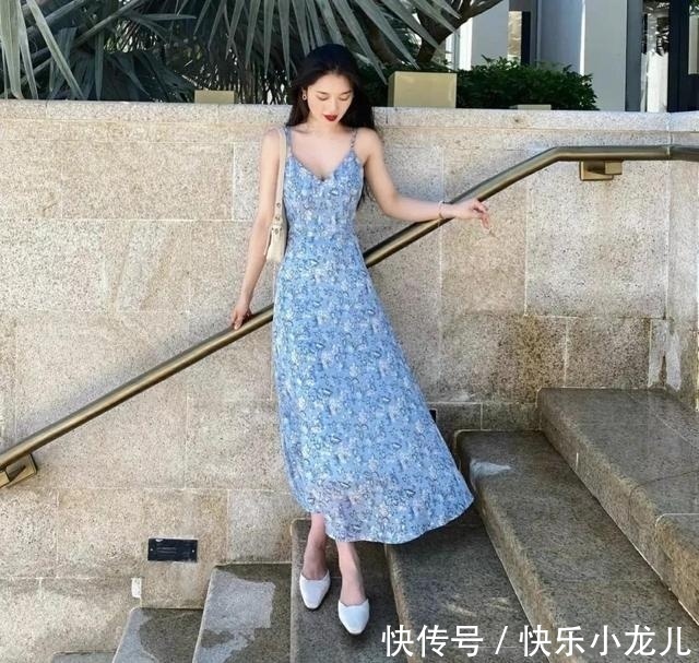 锁骨 吊带背心还采用了纤细的吊带设计，展现出迷人的锁骨以及香肩