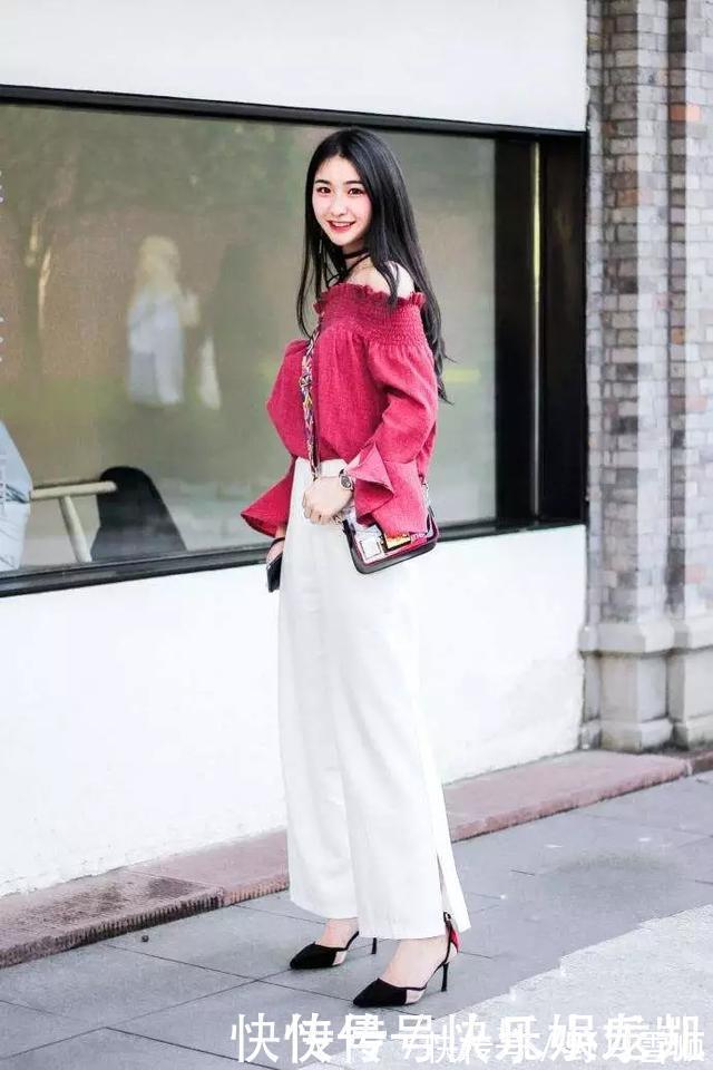 铆钉|街拍身材匀称高挑的妹子,搭配一双铆钉的尖头高跟鞋才能显得非常时尚