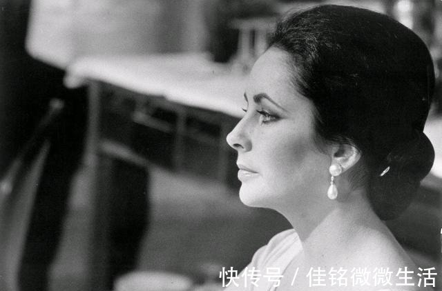 祖母绿 自带服装拍戏不算什么,泰勒拍电影自备珠宝,给剧组省了好多经费!