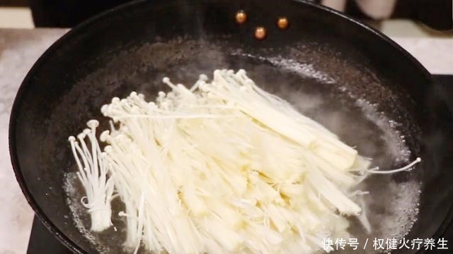 金针菇里加1个番茄，我家一周吃6次，做法简单，比吃肉还过瘾