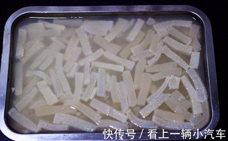 猪皮冻最忌直接煮,难怪不好吃!做好2个关键,爽滑透亮,特别香