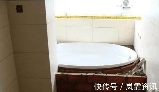 老师傅|巴掌大的卫生间，老师傅帮忙砌了个浴缸，发在朋友圈底下全是赞