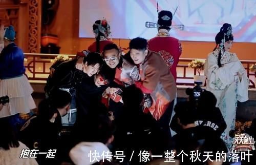 王一博|女工作人员为走红，拼命往王一博身上贴，乐乐当时的动作亮了