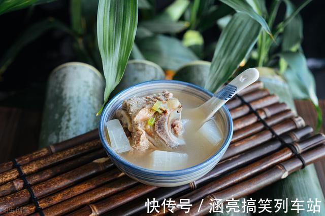 血水|炖排骨时，焯水前加1步，炖出的排骨汤，奶白醇香无腥味