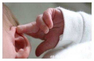 喂奶|别再这么喂新生儿吃奶了!为了图一时轻松,损害的是宝宝的健康