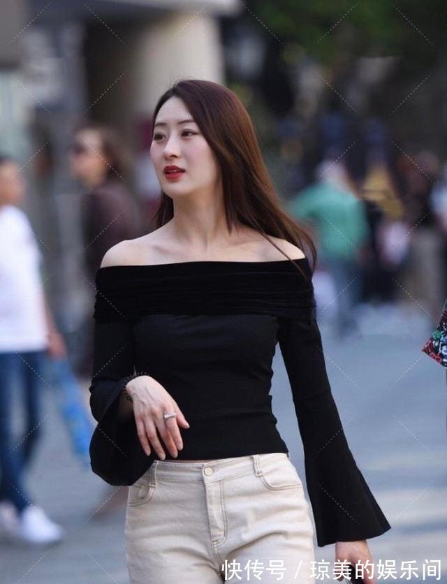 上衣 黑色上衣搭配米黄色牛仔裤,美丽大方,气质优雅