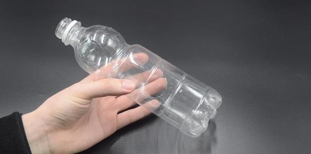 塑料瓶上穿一根绳子，放在卫生间一年省下不少钱