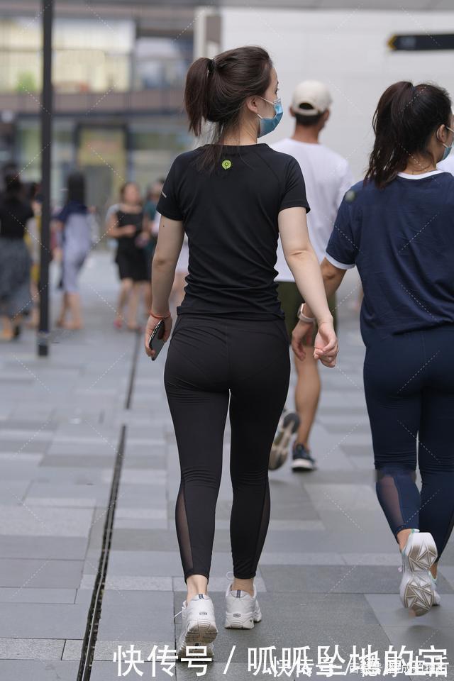 阿成|短袖加健美裤,穿出休闲运动风,简单又随性