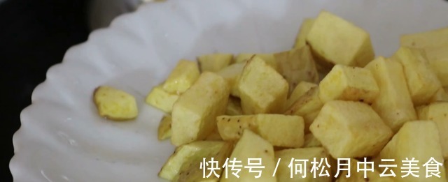 今天才知道，原来土豆去皮这么简单，只用一张纸，快速干净不浪费！