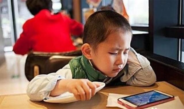 冰激凌|多少父母，将自己赚钱的不易强加给孩子，多少孩子，边享受边愧疚