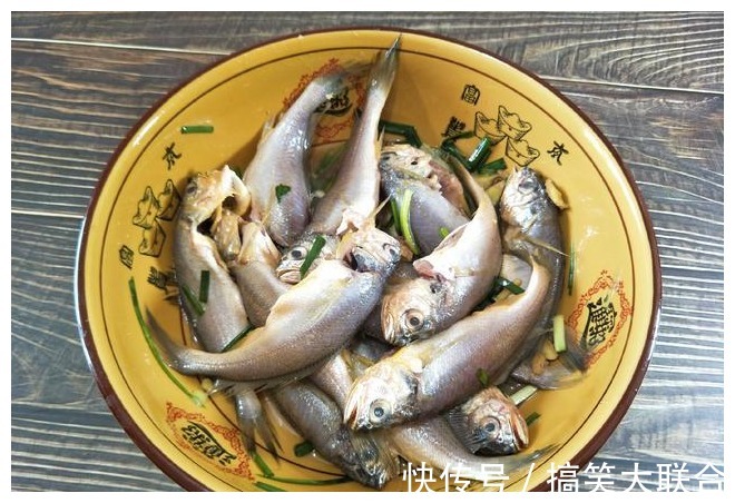 淀粉|干炸小黄鱼,裹面粉糊就硬了,教你1个小技巧,出锅酥到掉渣