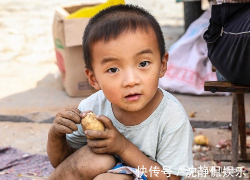 西红柿|37度高温,农村2岁娃跟着爷爷做生意,土豆当玩具,看得心疼