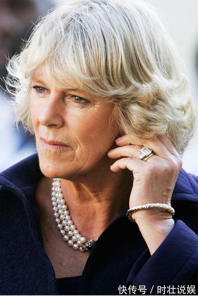 无名指 戴安娜秀的订婚钻戒6万美元就能买到,再看卡米拉的到底是真爱