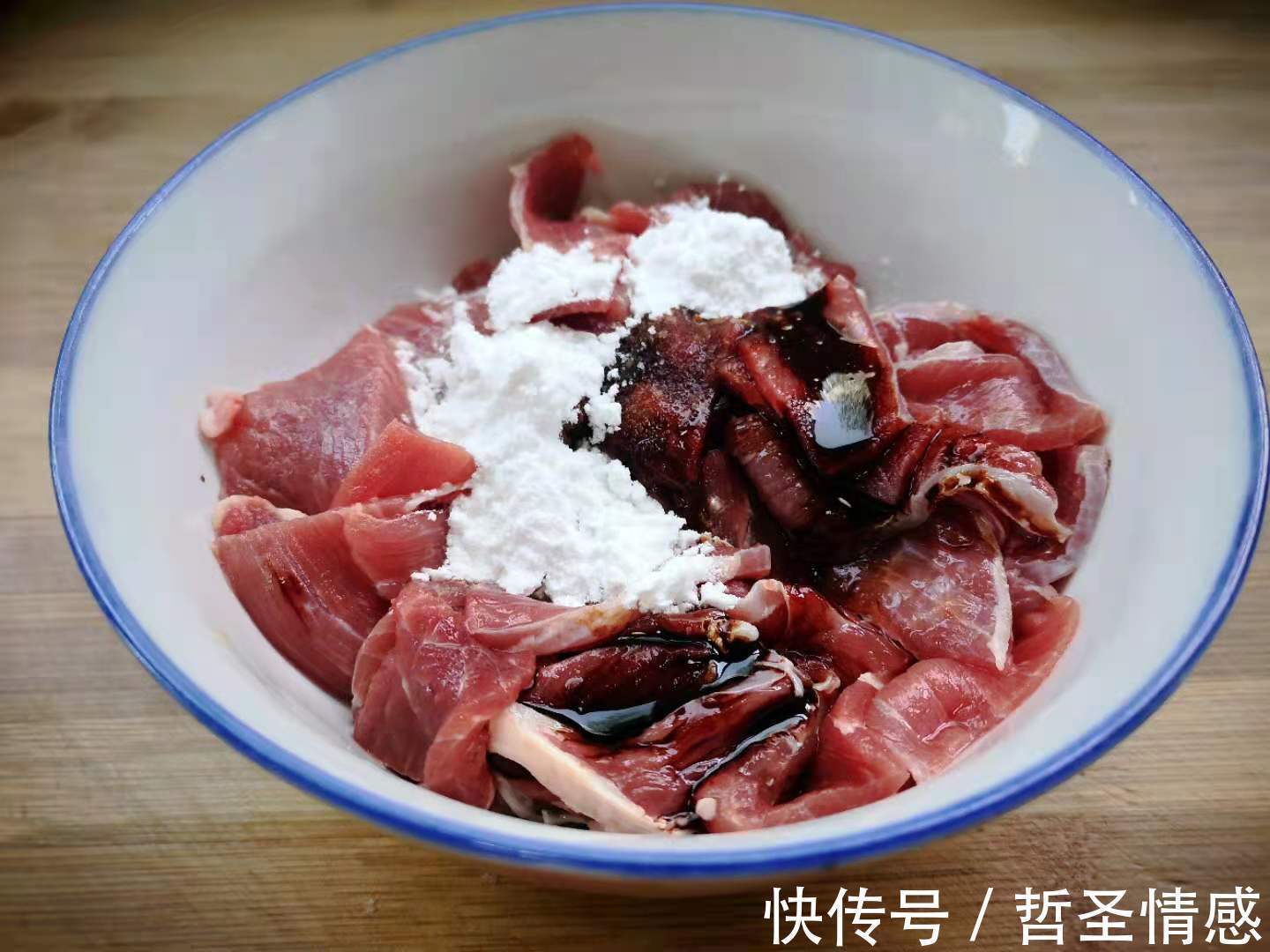 香菜拌牛肉|天一热就想吃这菜,切片一腌一煮浇上料汁,入味下饭,真解馋!