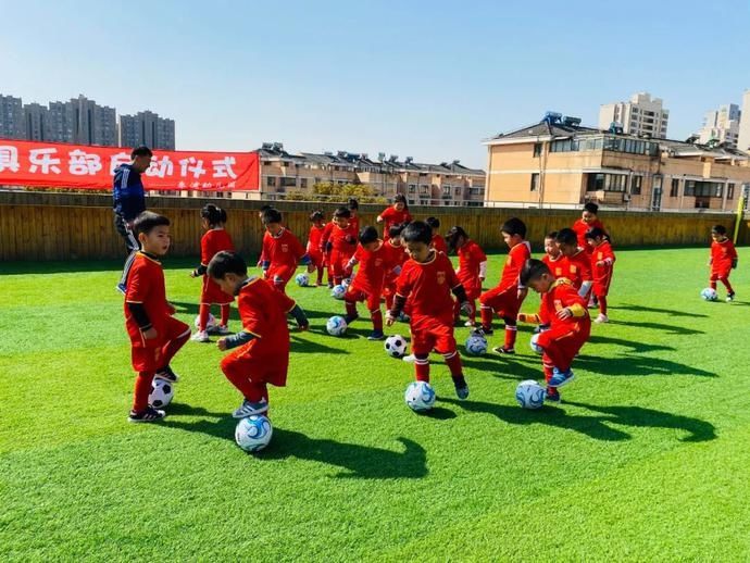 “酷霸”萌娃组合来袭~奉浦幼儿园内的这群小“罗纳尔多”太可爱！