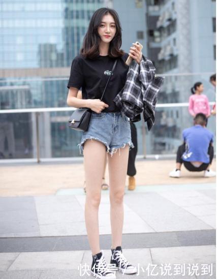 黑色|黑色短袖搭配蓝色牛仔裤,清爽自然,活泼可爱