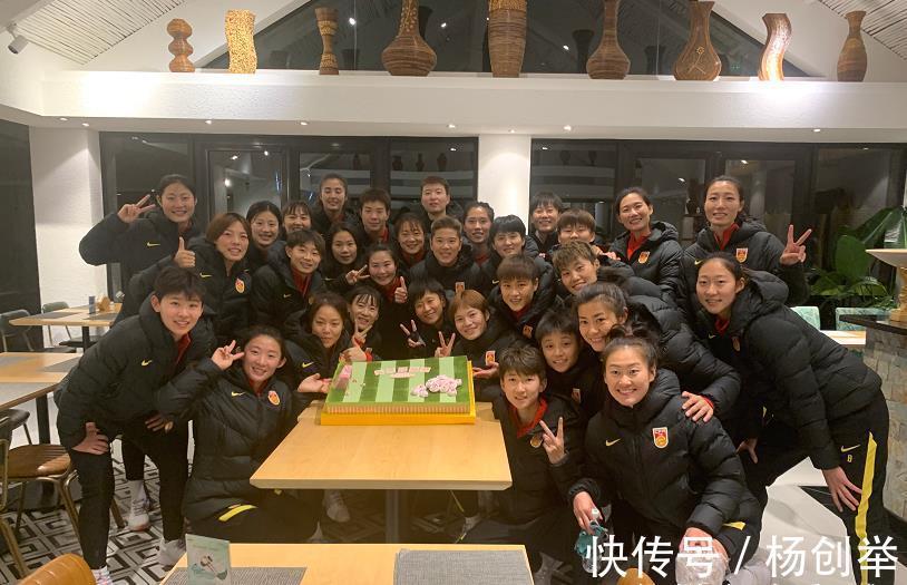 女足亚洲杯|中国女足新帅55岁生日,队长吴海燕罕见发声,1老将表态令人意外
