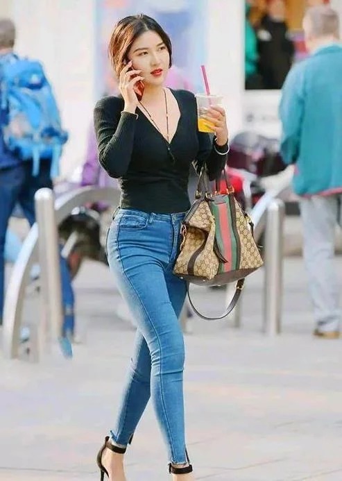 街拍:有品味的美女靓丽穿搭,清爽美丽,尽显时尚风采