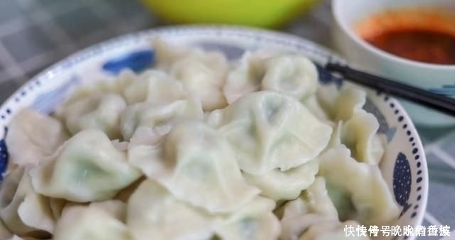 韭菜鸡蛋馅|包韭菜鸡蛋饺子，别忘了加上一点“它”，饺子不出水，更香更美味