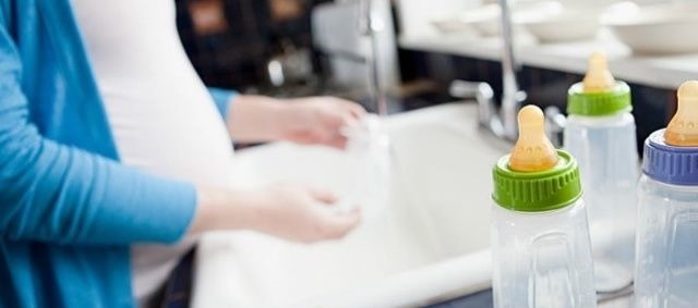 奶瓶|给宝宝洗奶瓶时,这3种误区要避免,不然会越洗越脏,家长上点心