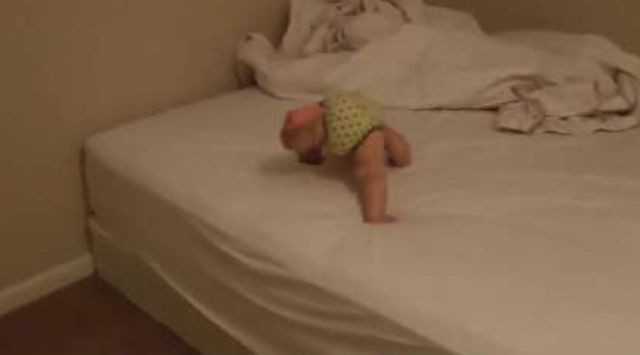 强强|1岁宝宝摔下床,妈妈的做法让婆婆直呼冷血,医生却说:做的对