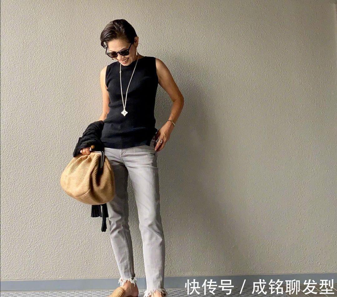 女性|这才是适合60女性的减龄穿搭，不花哨不扮嫩，自然老去也很美