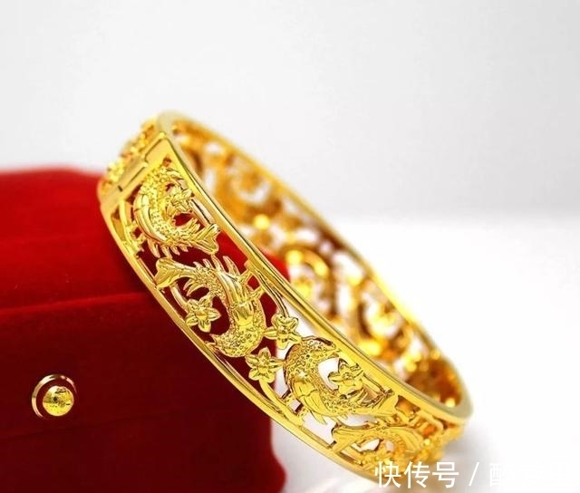 白斑 黄金首饰竟“长斑”,是被坑了吗?