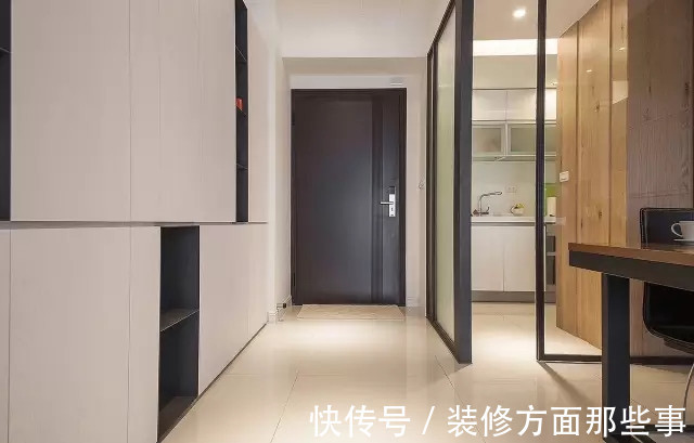 玄关|115平现代风二居室,玄关柜子墙收纳性超强