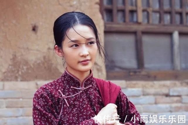 李沁挽張若昀胳膊上熱搜,女演員為了避嫌也需“禮儀手”嗎?