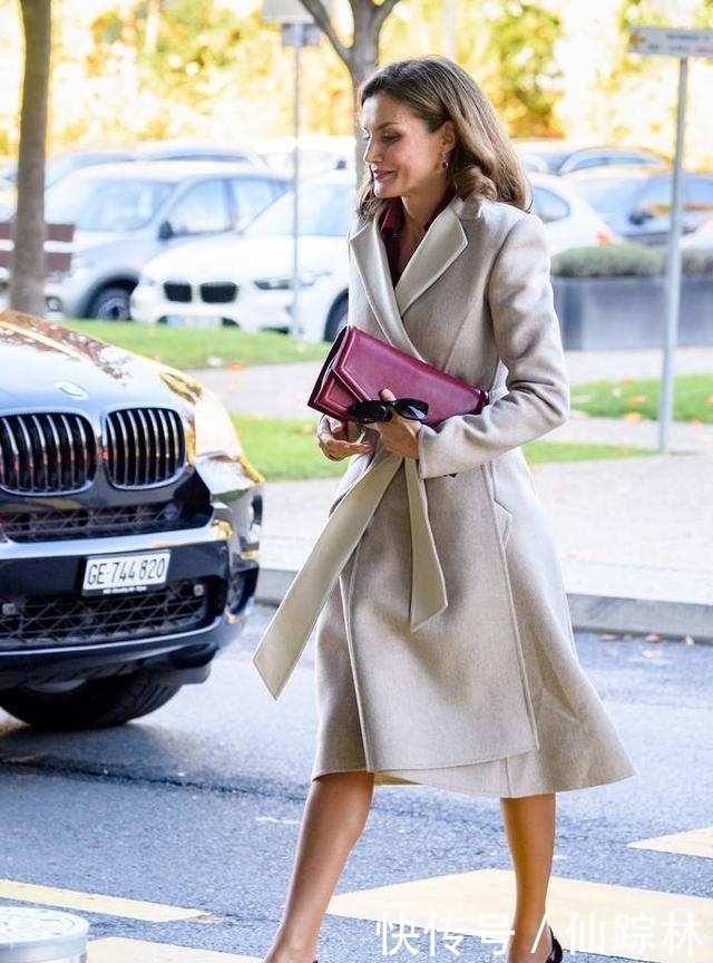 大衣|西班牙王后四穿同件大衣,每次都能穿出不同效果,一衣多穿就学她