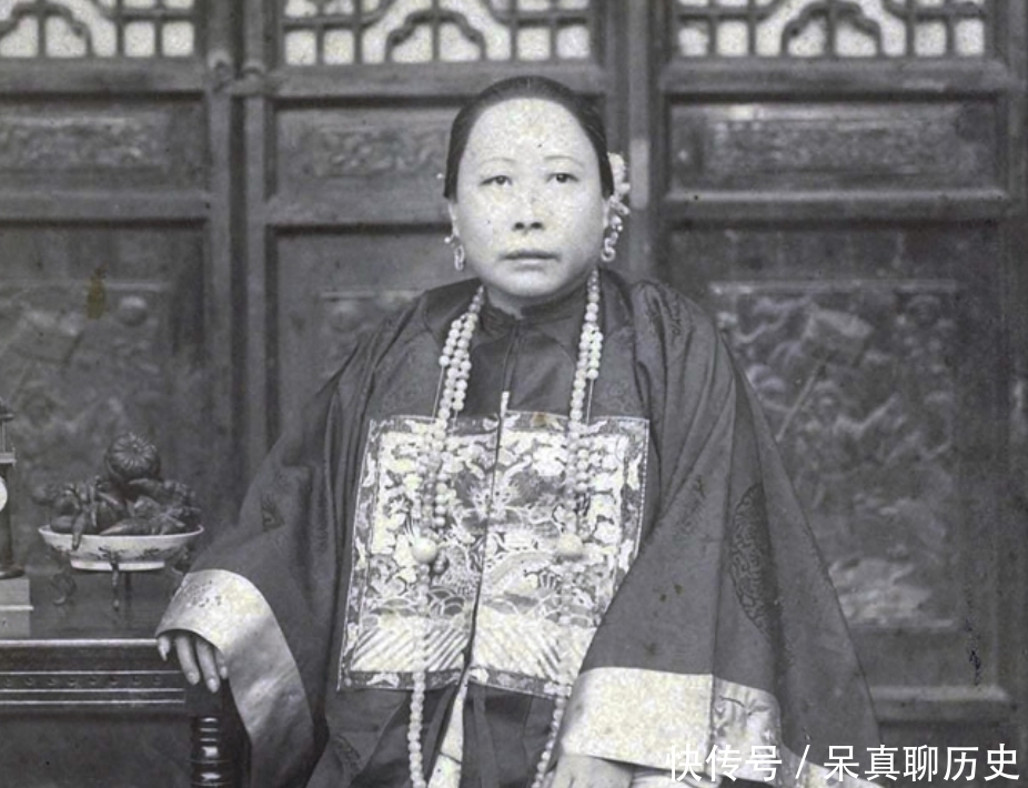 老照片中|清朝大臣的妻妾老照片:李鸿章夫人端庄秀美,诰命夫人惊艳霸气!