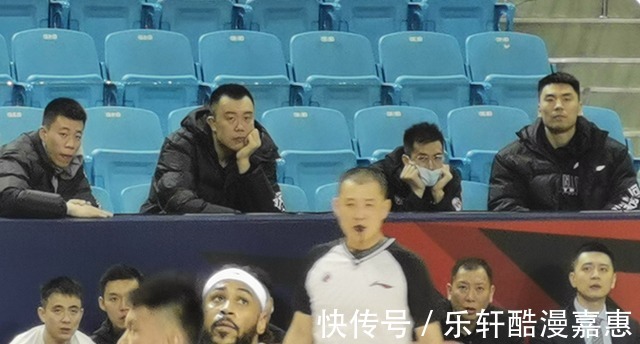 cb暖男!郭艾伦不让粉丝刷礼物,却坑队友,喊话球迷太冷快回去