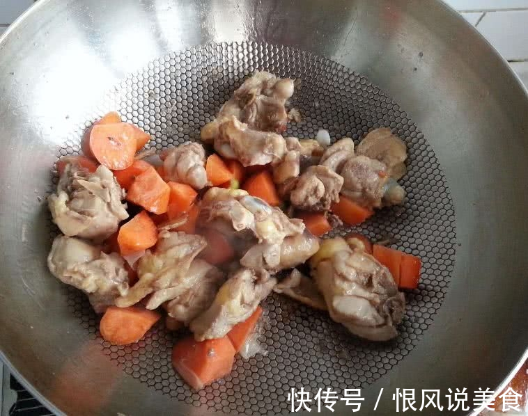 炖鸡肉时,别傻傻只加水!多加一点“它”,不仅肉嫩汤浓,还入味