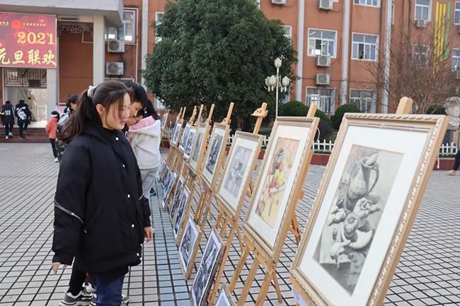 六安市张店中学举行庆元旦师生书画作品展