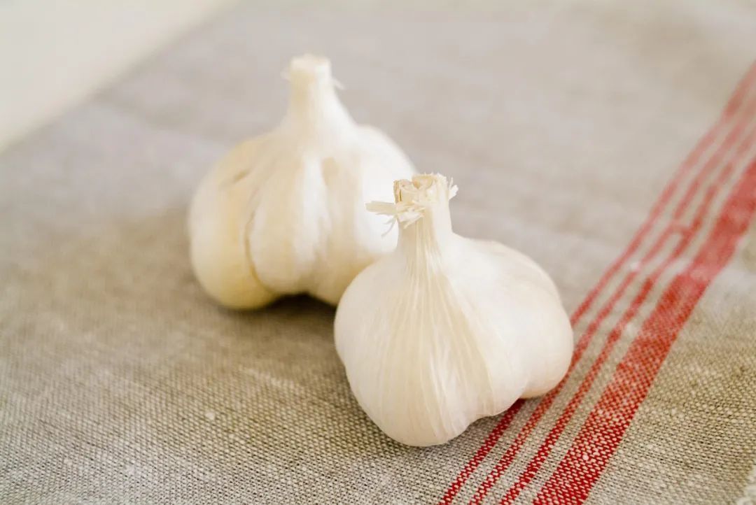 好处|大蒜切两片,没事儿在眉毛上面擦一下,有哪些不为人知的好处?