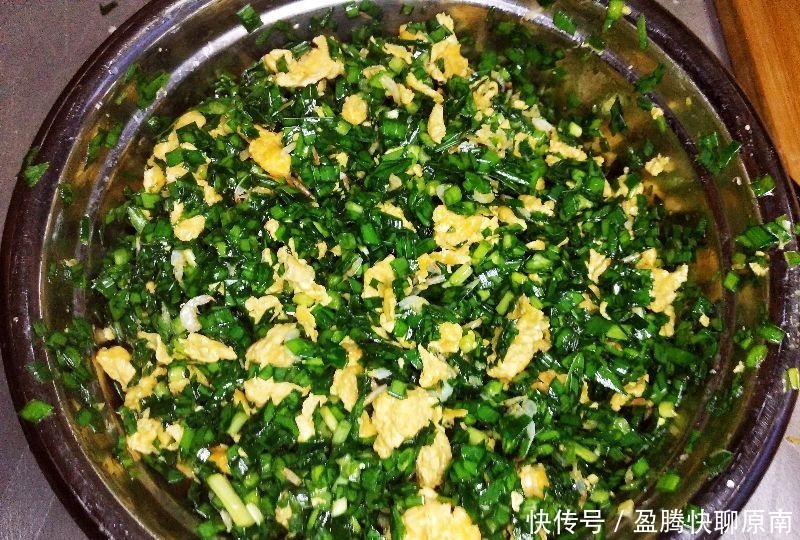 烙韭菜盒，调料施放有讲究!这么做皮酥馅鲜，韭菜翠绿不下汤