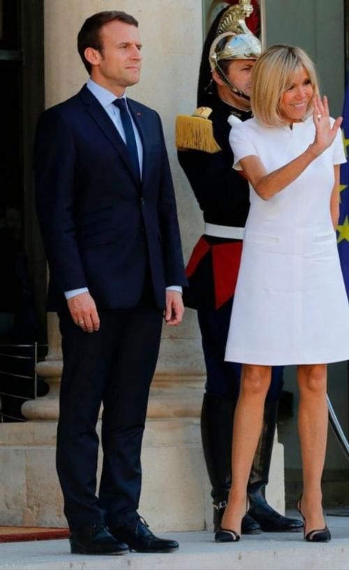 法国夫人真洋气！穿蓝色牛角扣大衣，藏小25岁老公身后小鸟依人