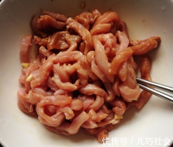 蒜苔|炒肉时,不要切好就炒,厨师长教你1招,肉软嫩鲜香,不柴也不腥