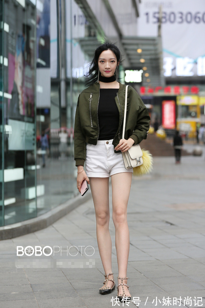 街拍 重庆街拍,彩虹条纹毛衫裙搭配牛仔裤,女人味十足!