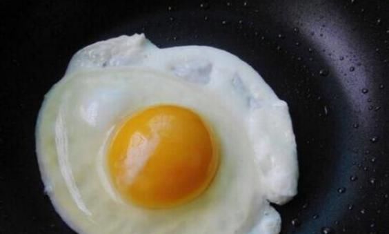炒蛋|煎荷包蛋时,别直接下锅煎,多加一步,鸡蛋完整又好吃
