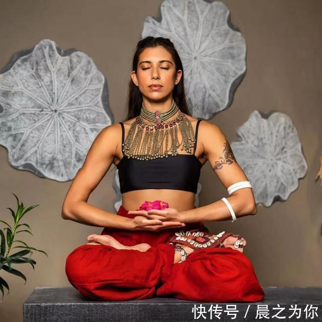 明珠|阿斯汤加瑜伽女神,从阴霾中走出来的明珠,有颜有貌才华横溢