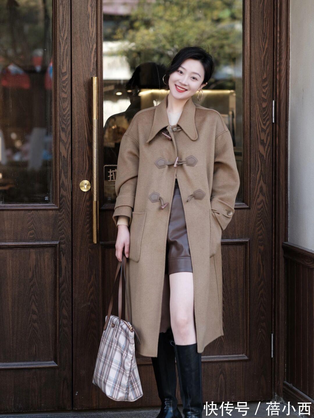 减龄感 冬季还是多穿“牛角扣大衣”吧,保暖又洋气,搭配技巧都总结好了